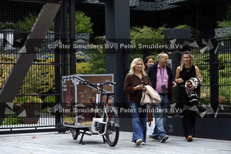 Amsterdam 18 augustus 2026
Tatjana haar vriend Lex v Hessen en haar moeder gaan met 2 makelaars een appartement bekijken in complex Valerius in Amsterdam zuid 