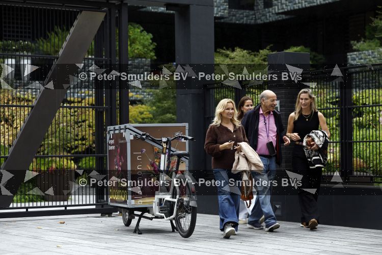 Amsterdam 18 augustus 2026
Tatjana haar vriend Lex v Hessen en haar moeder gaan met 2 makelaars een appartement bekijken in complex Valerius in Amsterdam zuid 