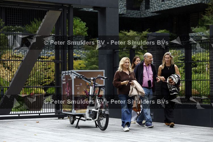 Amsterdam 18 augustus 2026
Tatjana haar vriend Lex v Hessen en haar moeder gaan met 2 makelaars een appartement bekijken in complex Valerius in Amsterdam zuid 
