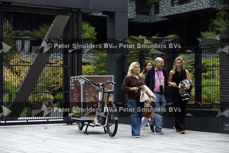 Amsterdam 18 augustus 2026
Tatjana haar vriend Lex v Hessen en haar moeder gaan met 2 makelaars een appartement bekijken in complex Valerius in Amsterdam zuid 