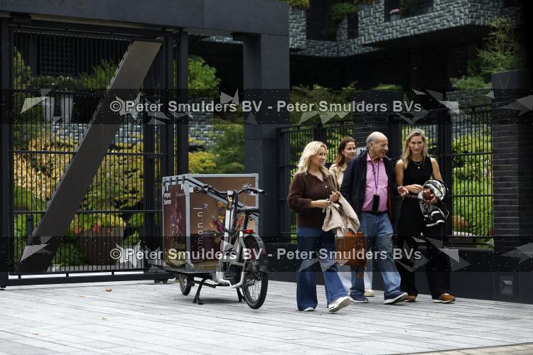 Amsterdam 18 augustus 2026
Tatjana haar vriend Lex v Hessen en haar moeder gaan met 2 makelaars een appartement bekijken in complex Valerius in Amsterdam zuid 