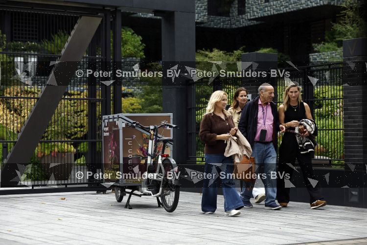 Amsterdam 18 augustus 2026
Tatjana haar vriend Lex v Hessen en haar moeder gaan met 2 makelaars een appartement bekijken in complex Valerius in Amsterdam zuid 