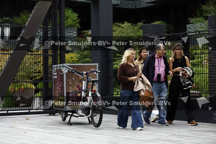 Amsterdam 18 augustus 2026
Tatjana haar vriend Lex v Hessen en haar moeder gaan met 2 makelaars een appartement bekijken in complex Valerius in Amsterdam zuid 