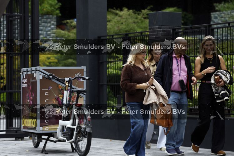 Amsterdam 18 augustus 2026
Tatjana haar vriend Lex v Hessen en haar moeder gaan met 2 makelaars een appartement bekijken in complex Valerius in Amsterdam zuid 