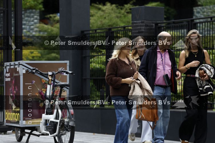 Amsterdam 18 augustus 2026
Tatjana haar vriend Lex v Hessen en haar moeder gaan met 2 makelaars een appartement bekijken in complex Valerius in Amsterdam zuid 