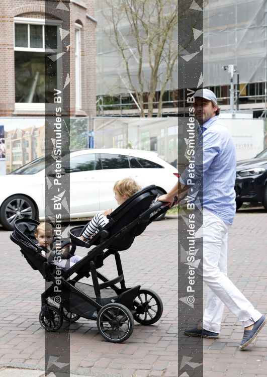 Amsterdam 27 augustus 2026
Thierry Baudet met zijn zoon  Lancelot en dochter Penelope wandelend in Amsterdam zuid