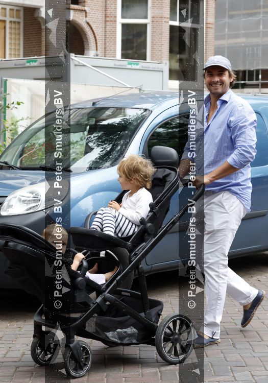 Amsterdam 27 augustus 2026
Thierry Baudet met zijn zoon  Lancelot en dochter Penelope wandelend in Amsterdam zuid