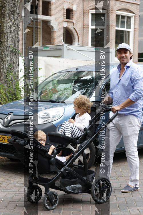Amsterdam 27 augustus 2026
Thierry Baudet met zijn zoon  Lancelot en dochter Penelope wandelend in Amsterdam zuid