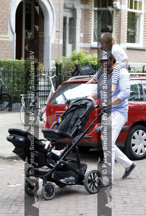 Amsterdam 27 augustus 2026
Thierry Baudet met zijn zoon  Lancelot en dochter Penelope wandelend in Amsterdam zuid
