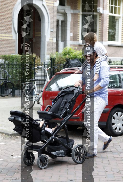 Amsterdam 27 augustus 2026
Thierry Baudet met zijn zoon  Lancelot en dochter Penelope wandelend in Amsterdam zuid