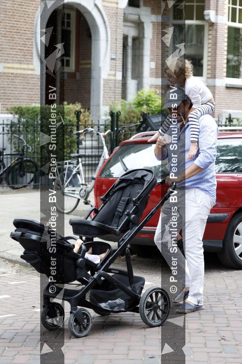 Amsterdam 27 augustus 2026
Thierry Baudet met zijn zoon  Lancelot en dochter Penelope wandelend in Amsterdam zuid
