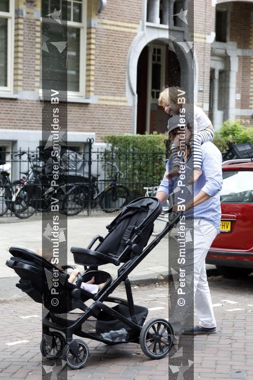 Amsterdam 27 augustus 2026
Thierry Baudet met zijn zoon  Lancelot en dochter Penelope wandelend in Amsterdam zuid