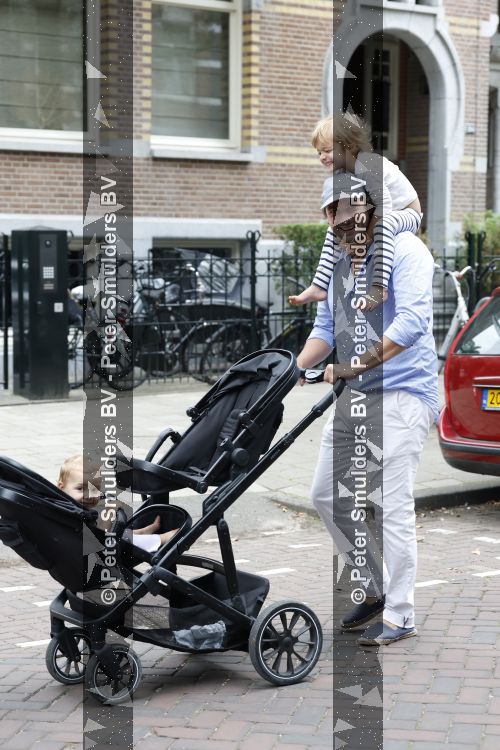 Amsterdam 27 augustus 2026
Thierry Baudet met zijn zoon  Lancelot en dochter Penelope wandelend in Amsterdam zuid