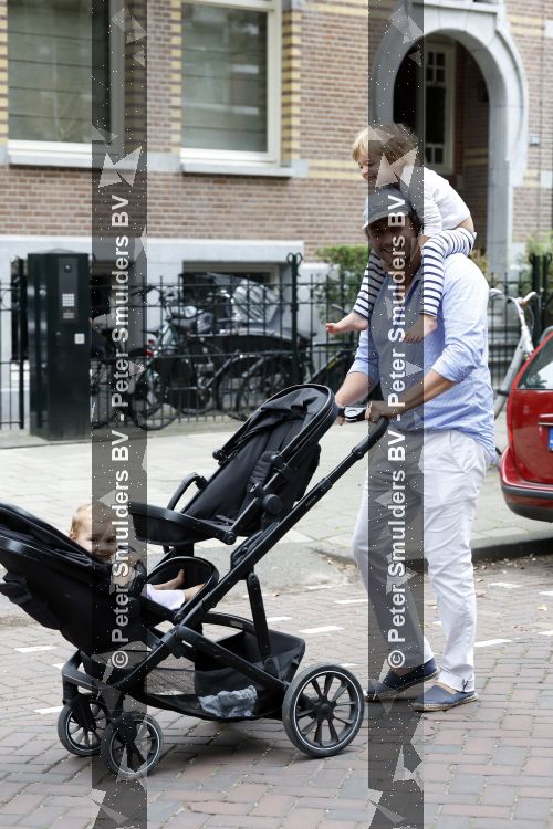 Amsterdam 27 augustus 2026
Thierry Baudet met zijn zoon  Lancelot en dochter Penelope wandelend in Amsterdam zuid