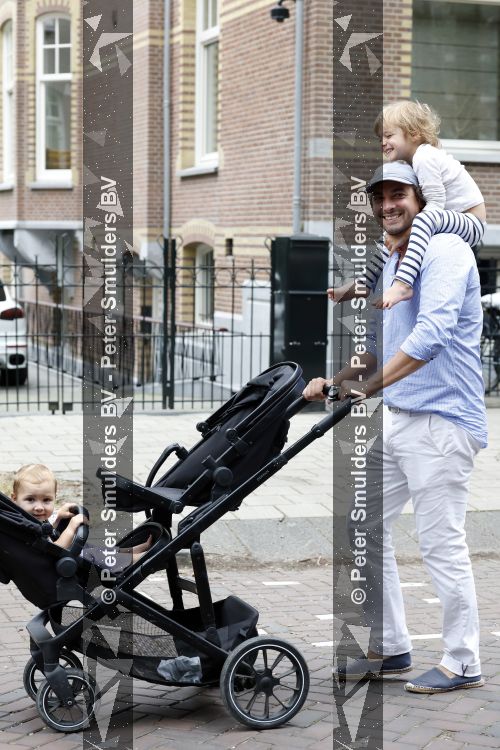 Amsterdam 27 augustus 2026
Thierry Baudet met zijn zoon  Lancelot en dochter Penelope wandelend in Amsterdam zuid
