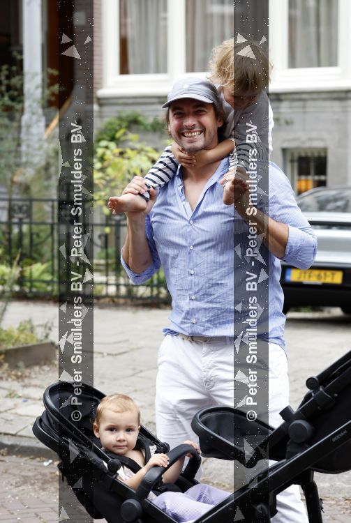 Amsterdam 27 augustus 2026
Thierry Baudet met zijn zoon  Lancelot en dochter Penelope wandelend in Amsterdam zuid