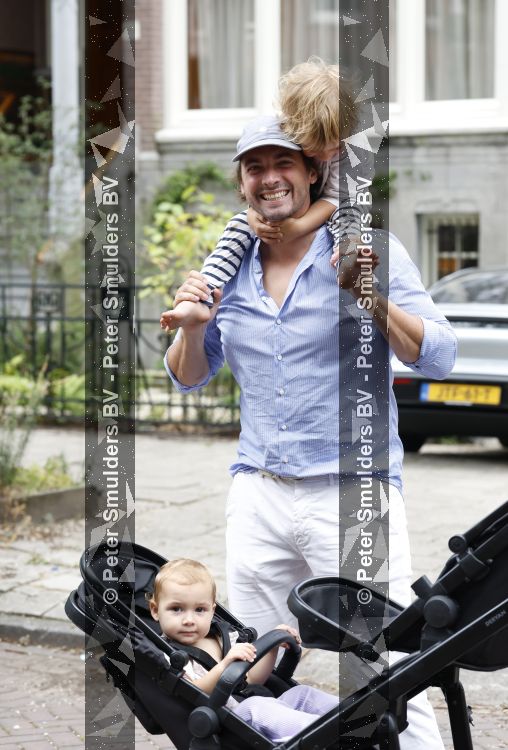 Amsterdam 27 augustus 2026
Thierry Baudet met zijn zoon  Lancelot en dochter Penelope wandelend in Amsterdam zuid