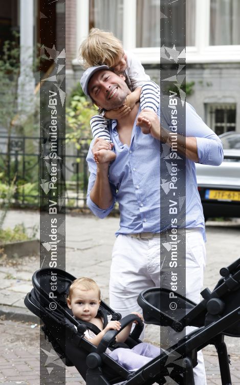 Amsterdam 27 augustus 2026
Thierry Baudet met zijn zoon  Lancelot en dochter Penelope wandelend in Amsterdam zuid