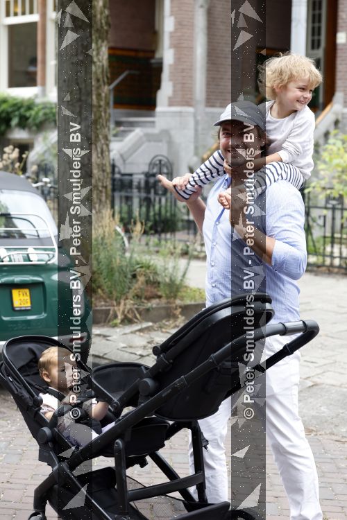 Amsterdam 27 augustus 2026
Thierry Baudet met zijn zoon  Lancelot en dochter Penelope wandelend in Amsterdam zuid