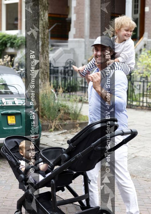 Amsterdam 27 augustus 2026
Thierry Baudet met zijn zoon  Lancelot en dochter Penelope wandelend in Amsterdam zuid