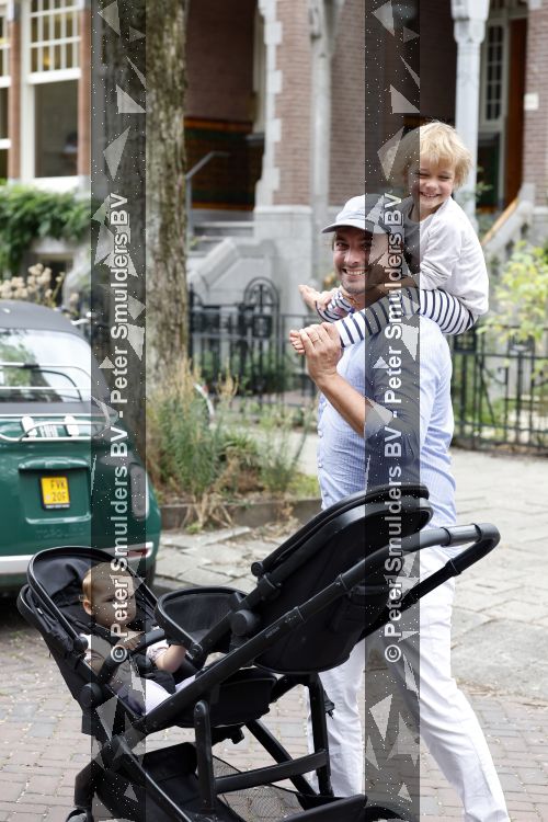 Amsterdam 27 augustus 2026
Thierry Baudet met zijn zoon  Lancelot en dochter Penelope wandelend in Amsterdam zuid