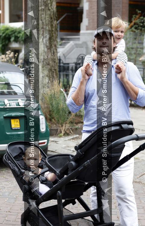 Amsterdam 27 augustus 2026
Thierry Baudet met zijn zoon  Lancelot en dochter Penelope wandelend in Amsterdam zuid