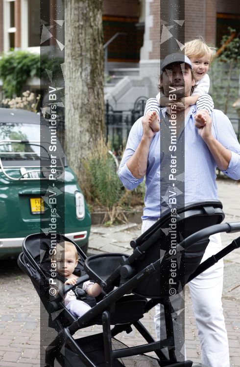 Amsterdam 27 augustus 2026
Thierry Baudet met zijn zoon  Lancelot en dochter Penelope wandelend in Amsterdam zuid