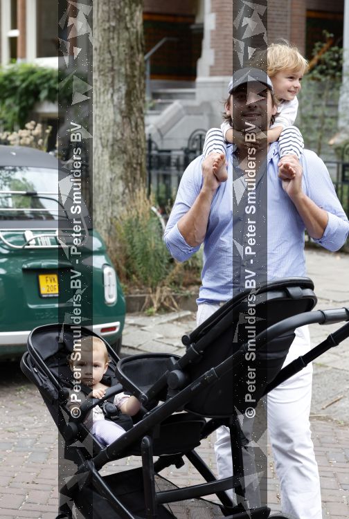 Amsterdam 27 augustus 2026
Thierry Baudet met zijn zoon  Lancelot en dochter Penelope wandelend in Amsterdam zuid