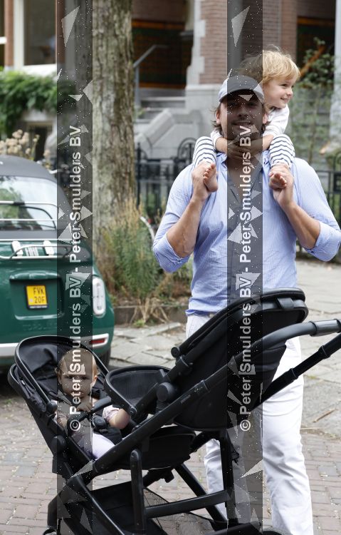 Amsterdam 27 augustus 2026
Thierry Baudet met zijn zoon  Lancelot en dochter Penelope wandelend in Amsterdam zuid