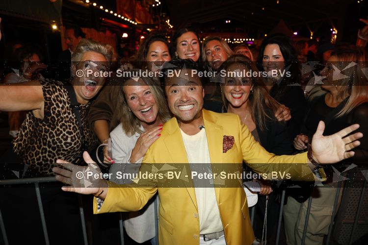Apeldoorn 28 augustus 2026
Timothy van B&B vol liefde zijn eerste optreden als zanger bij Apeldoorn Live . Ook Tino Martin en Gerard Joling treden op .
