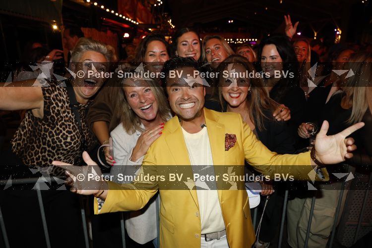 Apeldoorn 28 augustus 2026
Timothy van B&B vol liefde zijn eerste optreden als zanger bij Apeldoorn Live . Ook Tino Martin en Gerard Joling treden op .
