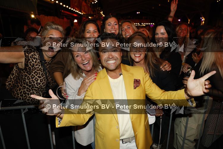 Apeldoorn 28 augustus 2026
Timothy van B&B vol liefde zijn eerste optreden als zanger bij Apeldoorn Live . Ook Tino Martin en Gerard Joling treden op .