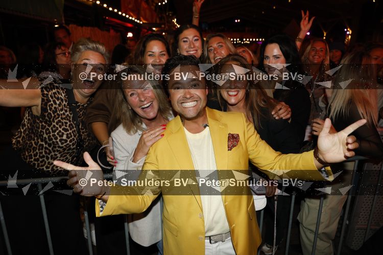 Apeldoorn 28 augustus 2026
Timothy van B&B vol liefde zijn eerste optreden als zanger bij Apeldoorn Live . Ook Tino Martin en Gerard Joling treden op .