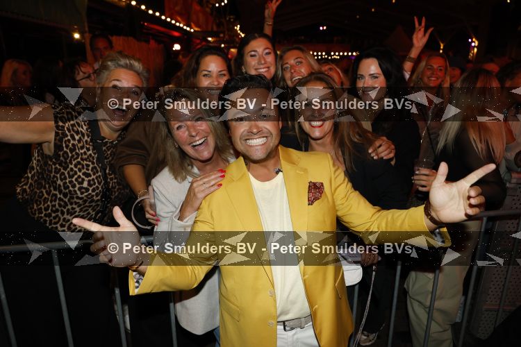 Apeldoorn 28 augustus 2026
Timothy van B&B vol liefde zijn eerste optreden als zanger bij Apeldoorn Live . Ook Tino Martin en Gerard Joling treden op .
