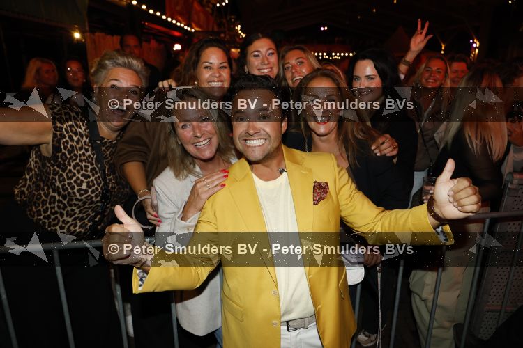 Apeldoorn 28 augustus 2026
Timothy van B&B vol liefde zijn eerste optreden als zanger bij Apeldoorn Live . Ook Tino Martin en Gerard Joling treden op .