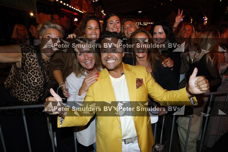 Apeldoorn 28 augustus 2026
Timothy van B&B vol liefde zijn eerste optreden als zanger bij Apeldoorn Live . Ook Tino Martin en Gerard Joling treden op .