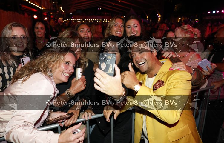 Apeldoorn 28 augustus 2026
Timothy van B&B vol liefde zijn eerste optreden als zanger bij Apeldoorn Live . Ook Tino Martin en Gerard Joling treden op .