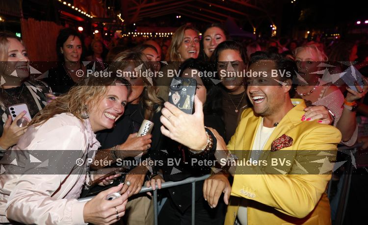 Apeldoorn 28 augustus 2026
Timothy van B&B vol liefde zijn eerste optreden als zanger bij Apeldoorn Live . Ook Tino Martin en Gerard Joling treden op .