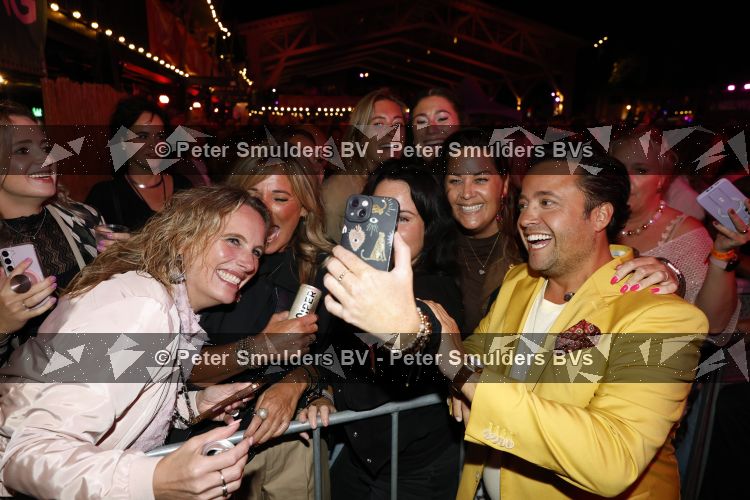 Apeldoorn 28 augustus 2026
Timothy van B&B vol liefde zijn eerste optreden als zanger bij Apeldoorn Live . Ook Tino Martin en Gerard Joling treden op .