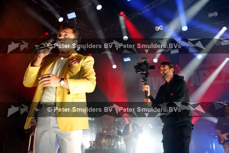 Apeldoorn 28 augustus 2026
Timothy van B&B vol liefde zijn eerste optreden als zanger bij Apeldoorn Live . Ook Tino Martin en Gerard Joling treden op .