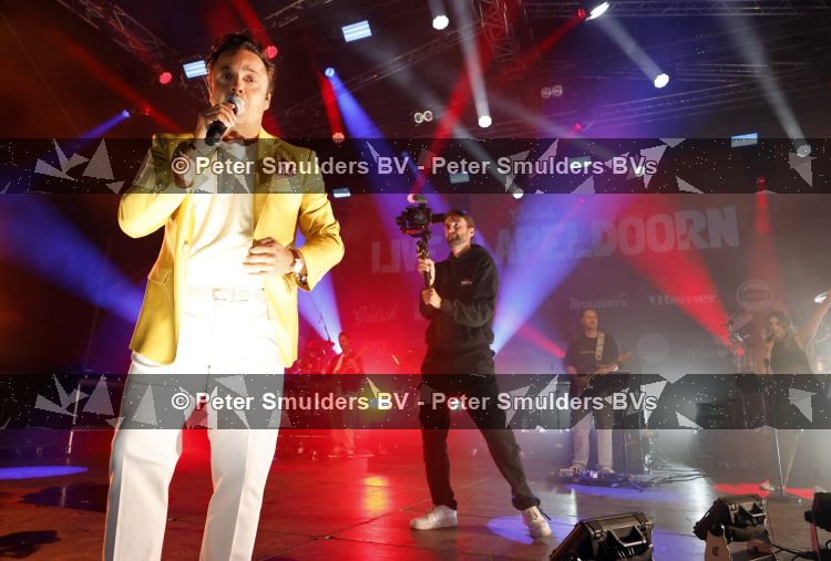 Apeldoorn 28 augustus 2026
Timothy van B&B vol liefde zijn eerste optreden als zanger bij Apeldoorn Live . Ook Tino Martin en Gerard Joling treden op .