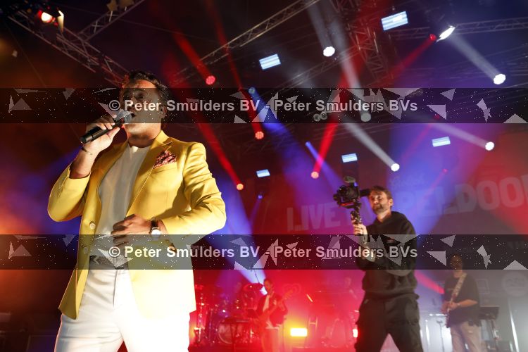 Apeldoorn 28 augustus 2026
Timothy van B&B vol liefde zijn eerste optreden als zanger bij Apeldoorn Live . Ook Tino Martin en Gerard Joling treden op .