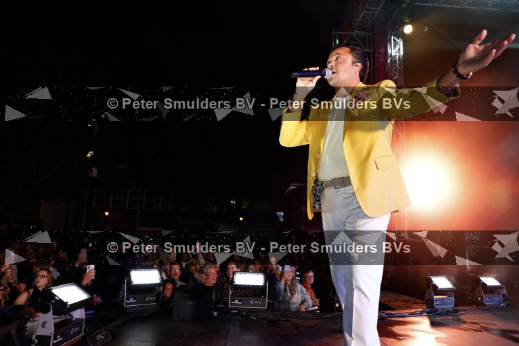 Apeldoorn 28 augustus 2026
Timothy van B&B vol liefde zijn eerste optreden als zanger bij Apeldoorn Live . Ook Tino Martin en Gerard Joling treden op .