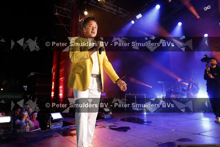 Apeldoorn 28 augustus 2026
Timothy van B&B vol liefde zijn eerste optreden als zanger bij Apeldoorn Live . Ook Tino Martin en Gerard Joling treden op .