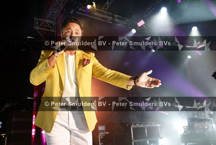 Apeldoorn 28 augustus 2026
Timothy van B&B vol liefde zijn eerste optreden als zanger bij Apeldoorn Live . Ook Tino Martin en Gerard Joling treden op .