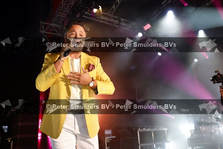 Apeldoorn 28 augustus 2026
Timothy van B&B vol liefde zijn eerste optreden als zanger bij Apeldoorn Live . Ook Tino Martin en Gerard Joling treden op .