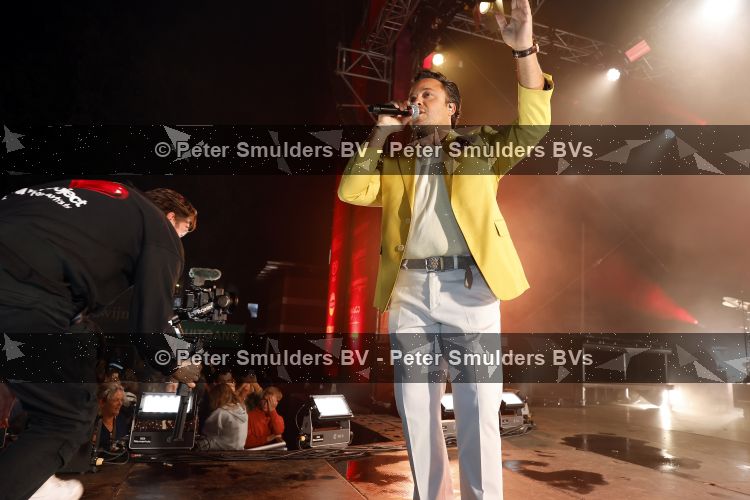 Apeldoorn 28 augustus 2026
Timothy van B&B vol liefde zijn eerste optreden als zanger bij Apeldoorn Live . Ook Tino Martin en Gerard Joling treden op .