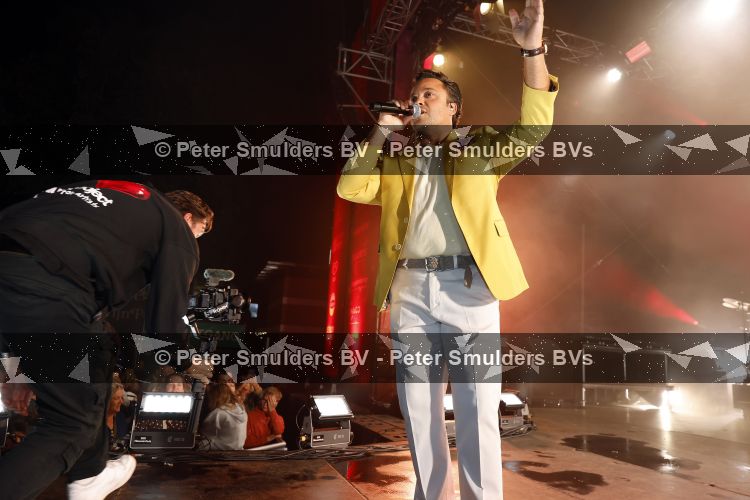 Apeldoorn 28 augustus 2026
Timothy van B&B vol liefde zijn eerste optreden als zanger bij Apeldoorn Live . Ook Tino Martin en Gerard Joling treden op .