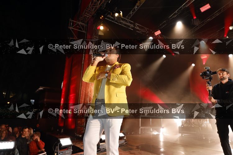 Apeldoorn 28 augustus 2026
Timothy van B&B vol liefde zijn eerste optreden als zanger bij Apeldoorn Live . Ook Tino Martin en Gerard Joling treden op .
