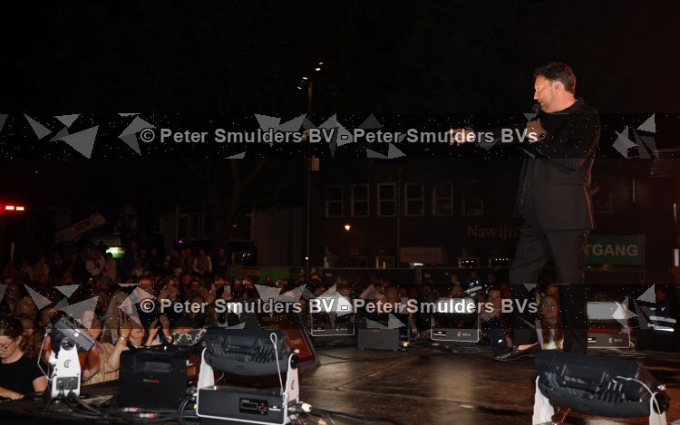 Apeldoorn 28 augustus 2026
Timothy van B&B vol liefde zijn eerste optreden als zanger bij Apeldoorn Live . Ook Tino Martin en Gerard Joling treden op .